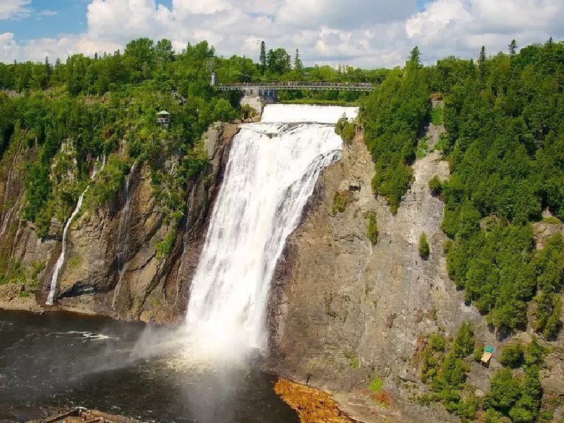 Водопад в Квебеке